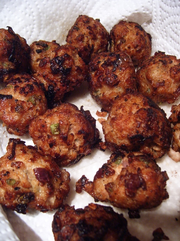 Image by Annie Mole, cooked meatballs via Flickr CC license.